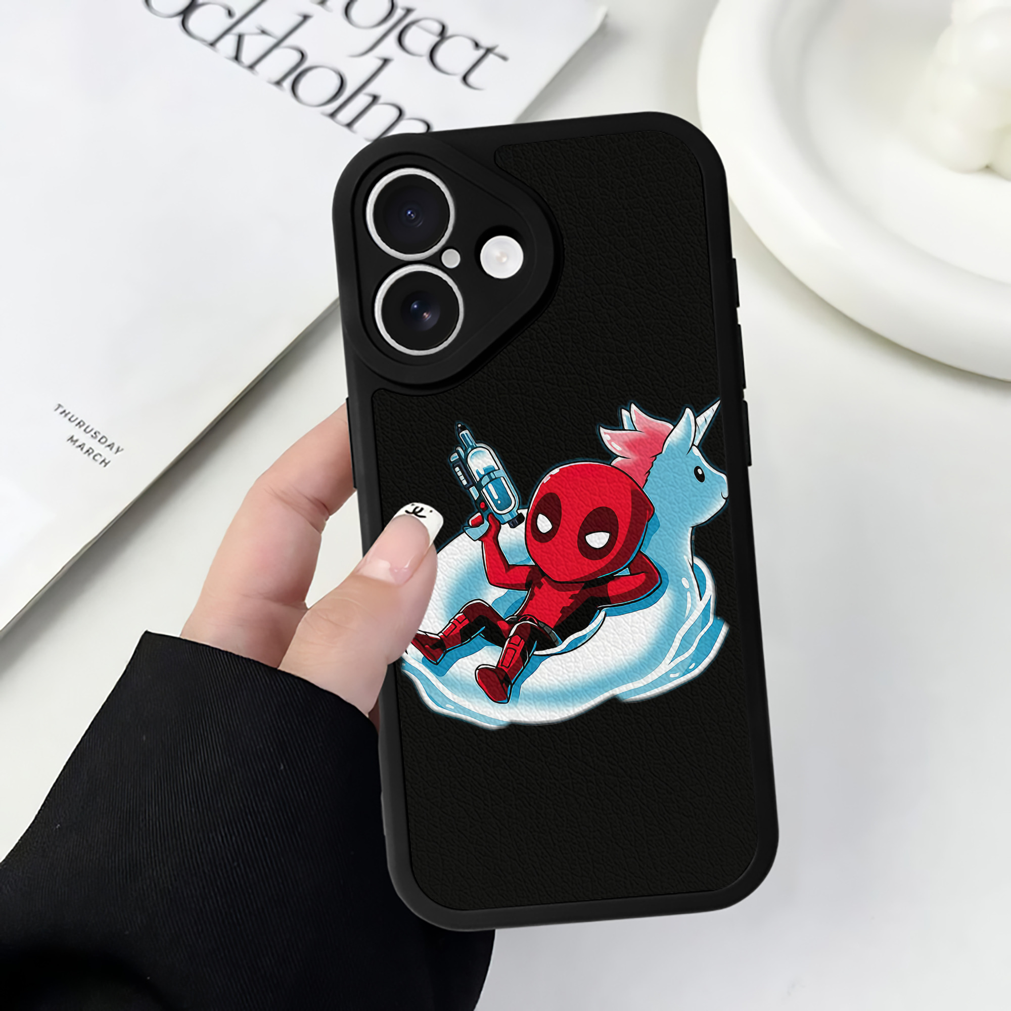 （画像用） Deadpool デッドプール 【iPhone 16シリーズ対応】シリコンスマホケース（レザー調） 材質：シリコン